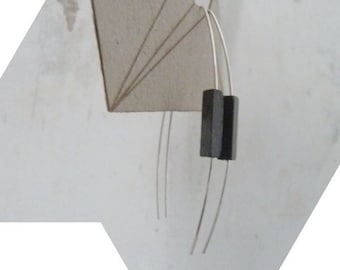 Brincos em prata de lei muito leves e minimalistas - com tubo quadrado de madeira cinza.