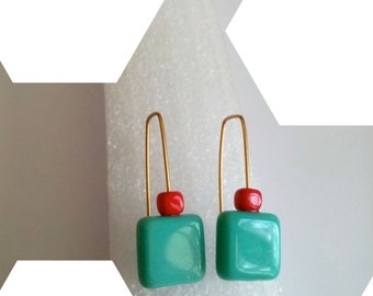 Boucles d'oreilles géométriques - courtes - graphiques - en argent 925 doré à l'or fin - pièces en verre opaque bleu turquoise et rouge.