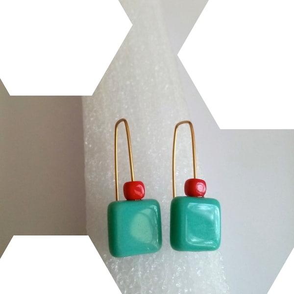 Paire de boucles d'oreilles courtes et graphiques en argent 925 doré à l'or fin et carrés en verre bleu turquoise et rouge.