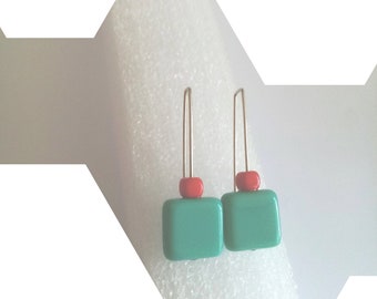 Paire de boucles d'oreilles - graphiques - argent 925 - pièces en verre bleu turquoise et rouge.