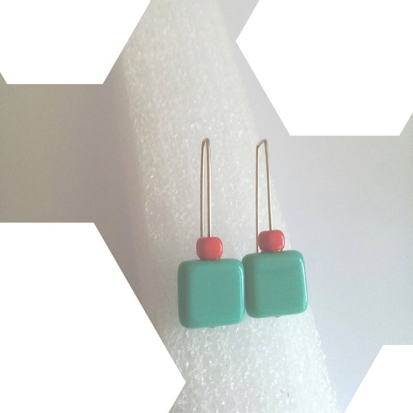 Paire de boucles d'oreilles courtes graphiques en argent 925 et carrés en verre bleu turquoise et rouge.