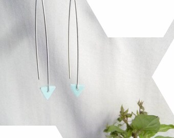 Brincos em prata de lei muito leves e minimalistas - com triângulo azul claro. 3/4/5/6 cm