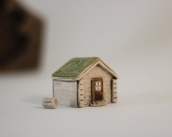 Maison norvégienne avec rondins de bois - cabane dans la forêt - petite maison en céramique - cabane dans les arbres - maison de terrarium - céramique faite main - lot de 2