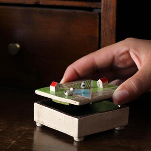Keramik Box mit Schaf auf dem Dorf - Handgemachte Keramik Box mit Haus - Keramik Schmuckschatulle