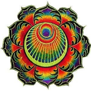 Puede incluir: Un parche bordado colorido que presenta un mandala arcoíris con un contorno verde y negro. El mandala tiene un diseño circular con un patrón de rayos de sol y una forma de media luna en el centro.