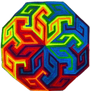 Może przedstawiać: Żywy, ośmiokątny materiał tekstylny o złożonym geometrycznym wzorze. Wzór zawiera zazębiające się, stylizowane kształty w spektrum kolorów, w tym czerwony, pomarańczowy, żółty, zielony i niebieski. Krawędzie są starannie wykończone.
