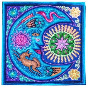 Pode incluir: Um remendo bordado colorido apresentando uma lua crescente com um rosto, uma estrela e um pequeno animal. A lua é azul, a estrela é rosa e verde, e o animal é marrom. O fundo é roxo com desenhos florais.