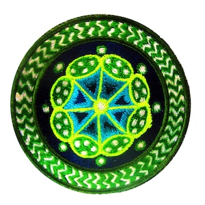 Peut inclure: Un patch brodé circulaire vert et bleu avec un motif géométrique. Le centre du patch présente un motif en étoile bleu et vert entouré d'un anneau de cercles verts avec des points blancs.