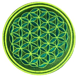 Pode incluir: Remendo bordado redondo com um design de flor da vida verde e amarelo. O remendo tem um fundo verde escuro, uma borda verde neon e um padrão de flor da vida verde claro. Adequado para roupas ou acessórios.