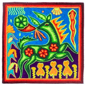 Pode incluir: Têxtil quadrado bordado com uma criatura mítica verde, detalhes vermelhos e laranja, e uma fruta. O design inclui flores vermelhas, uma cobra e figuras estilizadas sobre um fundo azul e roxo, emoldurado por uma borda marrom.