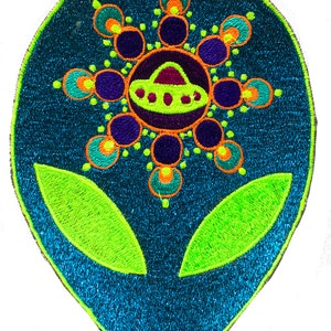 Könnte beinhalten: Gestickter Aufnäher mit einem Alien-Kopf-Design. Der türkisblaue Kopf hat leuchtend grüne Augen und ein zentrales Design einer UFO, umgeben von einem kreisförmigen Muster aus lila, orange und grünen Akzenten. Der Aufnäher hat eine glitzernde Textur.