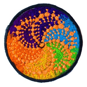 Könnte beinhalten: Runder, gestickter Aufnäher mit einem abstrakten Design in leuchtenden Farben. Der Aufnäher hat einen Farbverlauf aus Orange, Gelb, Grün, Blau und Lila mit strukturierten orangefarbenen Details. Schwarzer Rand.