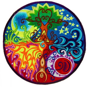 Puede incluir: Un parche bordado circular con un diseño colorido de un árbol con raíces, ramas y hojas. El árbol está rodeado por cuatro elementos: fuego, agua, tierra y aire. Los colores son vibrantes e incluyen rojo, naranja, amarillo, verde, azul y morado.