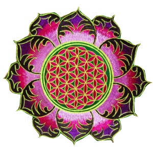 Peut inclure: Écusson brodé en forme de fleur de lotus. Les pétales présentent un dégradé de rose et de violet, bordés de noir et de jaune. Le centre est un cercle vert avec un motif géométrique rouge et jaune. Un article décoratif.