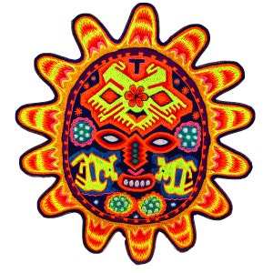 Pode incluir: Patch de sol bordado com um design vibrante. O sol apresenta um rosto com detalhes intrincados em laranja, amarelo, verde e azul. Os raios do sol são delineados com um padrão amarelo brilhante e vermelho. Este patch é adequado para roupas ou acessórios.