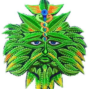 Può includere: Toppa ricamata raffigurante un volto di Green Man con barba e corona di foglie. Il design incorpora un simbolo di caduceo e occhi blu. La toppa è prevalentemente verde con dettagli arancioni e blu, adatta per abbigliamento o accessori.