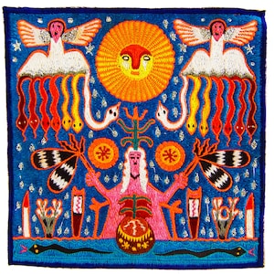Pode incluir: Peça de arte têxtil bordada com fundo azul. O desenho apresenta uma figura central com os braços estendidos, um sol, anjos, cobras e insetos. A obra utiliza fio laranja, vermelho, branco e preto.