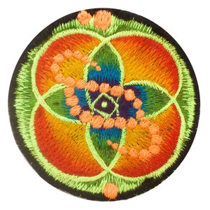 Pode incluir: Patch bordado circular com um design colorido. O padrão central em forma de cruz é azul, verde e roxo, rodeado por gradientes laranja, amarelo e vermelho. Possui um círculo de contas laranja e uma borda verde neon sobre um fundo preto.