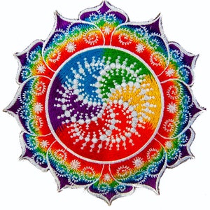 Könnte beinhalten: Ein farbenfroher, gestickter Aufnäher mit einem kreisförmigen Design und einem Regenbogenverlauf. Der Aufnäher hat eine blütenartige Form mit einem detaillierten, strukturierten Aussehen. Das Design ist auf einem weißen Hintergrund zentriert.