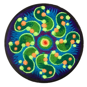 Pode incluir: Remendo redondo bordado com um design abstrato vibrante. O remendo apresenta um padrão circular central com um centro vermelho, rodeado por anéis concêntricos verdes, roxos e azuis. A borda externa é azul escuro com uma borda preta.