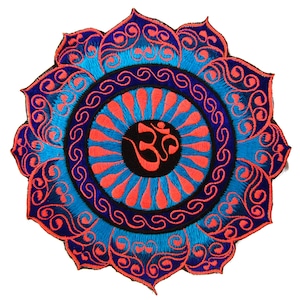 Peut inclure: Écusson brodé circulaire avec un motif de mandala et un symbole Om au centre. L'écusson présente des couleurs bleu, orange et noir avec des motifs tourbillonnants détaillés. Idéal pour les vêtements ou accessoires.