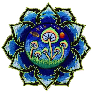 Puede incluir: Parche bordado con un diseño circular central que representa setas bajo un cielo estrellado, enmarcado por un borde floral azul. Las setas tienen sombreros y tallos verdes y naranjas. El parche está sobre un fondo blanco.