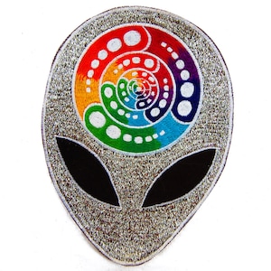 Könnte beinhalten: Gestickter Aufnäher mit einem Alien-Kopf-Design. Der Alien-Kopf ist silberfarben mit schwarzen Augen. In der Mitte des Kopfes befindet sich ein spiralförmiges Design in Regenbogenfarben. Der Aufnäher ist für Kleidung oder Accessoires geeignet.