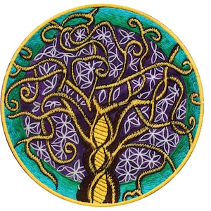 Peut inclure: Un patch brodé circulaire représentant un arbre stylisé avec un contour doré et un fond violet et vert.