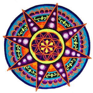 Könnte beinhalten: Gestickter Aufnäher mit farbenfrohem Design. Der kreisförmige Aufnäher hat ein zentrales Sternmuster in Lila, Orange und Gelb, umgeben von einem blauen und türkisfarbenen Rand. Das Design umfasst komplizierte florale und geometrische Details.