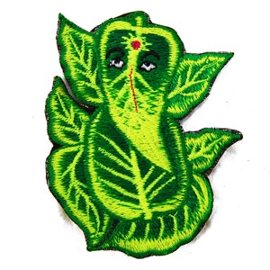 Op de afbeelding: Geborduurde patch met een groen Ganesh-ontwerp met bladachtige kenmerken. De patch heeft een zwarte rand en een kleine rode stip op het voorhoofd. Het ontwerp is gedetailleerd met verschillende tinten groen en geel.