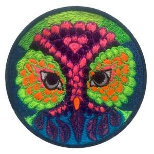 Peut inclure: Un patch brodé coloré représentant un hibou aux couleurs vives vert, rose, orange et bleu. Les yeux du hibou sont noirs avec des pupilles blanches.