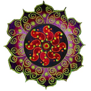 Könnte beinhalten: Gestickter Aufnäher mit einem auffälligen floralen Design. Der Aufnäher zeigt einen dunkelblauen Mittelkreis mit roten Paisley-Formen und einem grünen Zentrum. Die äußeren Blütenblätter sind lila und magenta mit grünen Akzenten, wodurch ein farbenfrohes, detailliertes Design entsteht.