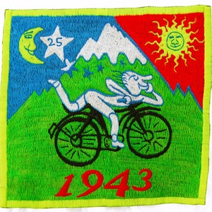 Puede incluir: Parche bordado con un diseño caprichoso que representa una figura reclinada en una bicicleta. El parche incluye un sol sonriente, una luna, estrellas y montañas. El número "25" está en una estrella y el año "1943" en la parte inferior. Borde verde.