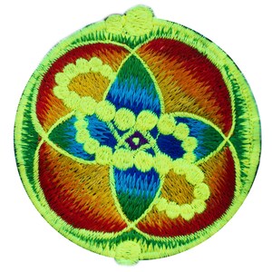 Pode incluir: Patch bordado circular com um design central de quatro pétalas em azul, verde e amarelo, rodeado por um gradiente de laranja e vermelho. O patch tem uma borda amarela brilhante.