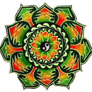 Puede incluir: Parche bordado con un diseño de flor de loto colorido. El parche tiene un símbolo central de yin-yang, rodeado de capas de pétalos verdes, naranjas y rojos. Los bordes están delineados en un verde más oscuro.
