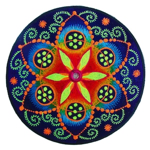 Puede incluir: Un parche bordado circular con un vibrante diseño de mandala. El parche presenta un fondo azul oscuro con una flor central en rojo, rodeada de círculos concéntricos naranjas, verdes y azules. El diseño incluye intrincados remolinos y detalles de cuentas.