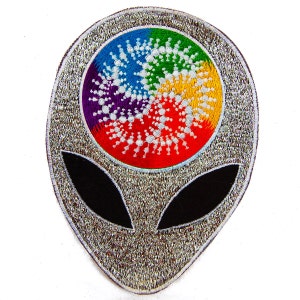 Könnte beinhalten: Gestickter Alien-Aufnäher mit silbernem Metallic-Umriss. Der Alien-Kopf hat große schwarze Augen und ein farbenfrohes Gehirndesign mit Regenbogenfarben und weißen Akzenten. Geeignet für Jacken, Taschen oder andere Textilien.