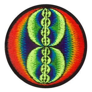 Könnte beinhalten: Ein runder, gestickter Aufnäher mit einem lebendigen, farbenfrohen Design. Der Aufnäher zeigt ein zentrales vertikales kettenartiges Muster in Hellgrün, umgeben von zwei gespiegelten, oval geformten hellgrünen Mustern. Der äußere Ring verläuft von Rot über Orange, Gelb, Grün, Blau und Lila.