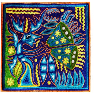 Könnte beinhalten: Ein farbenfrohes gesticktes Kunstwerk mit einer blauen Kreatur mit langem Schnabel und einem grünen Schmetterling mit weißen Punkten. Das Kunstwerk ist vor einem dunkelblauen Hintergrund mit grünen, gelben und weißen Akzenten platziert.