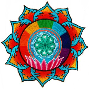 Pode incluir: Patch bordado com um design de mandala colorido. O patch apresenta um motivo floral central em tons de verde e rosa, rodeado por círculos concêntricos com as cores do arco-íris. A borda externa é um padrão floral estilizado em laranja, amarelo e azul.