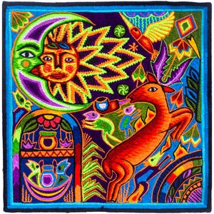 Pode incluir: Têxtil quadrado bordado com um design vibrante apresentando uma lua crescente, um sol, um veado e um beija-flor. A obra de arte utiliza uma rica paleta de cores, incluindo roxo, laranja, verde e azul, com detalhes intrincados e uma borda azul escura.