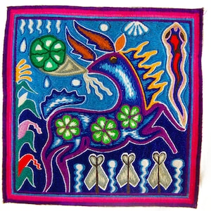 Pode incluir: Uma obra de arte bordada colorida que retrata uma criatura azul semelhante a um cavalo com flores verdes e uma cobra em um fundo azul. A obra é emoldurada com uma borda rosa.
