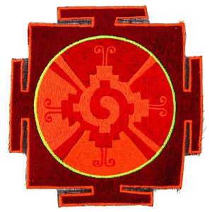Könnte beinhalten: Gestickter Aufnäher mit einem geometrischen Design in Rot- und Orangetönen, umrandet mit Neongrün. Der Aufnäher ist quadratisch mit einem zentralen kreisförmigen Design, geeignet für Kleidung oder Accessoires.