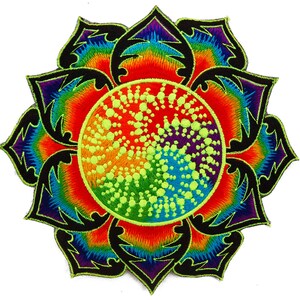 Könnte beinhalten: Ein lebendiger, gestickter Aufnäher mit einem farbenfrohen Lotusblumen-Design. Der Aufnäher zeigt einen Regenbogen aus Farben, darunter Rot, Orange, Gelb, Grün, Blau und Lila, mit einer schwarzen Umrandung und einem grünen Rand. Die Mitte hat ein kreisförmiges Design mit grünen Punkten.
