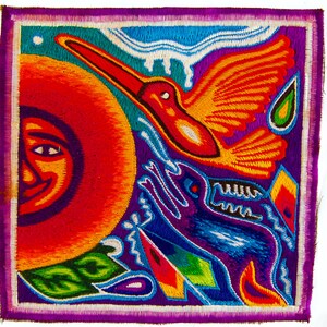 Pode incluir: Têxtil quadrado bordado com um design vibrante. Um sol sorridente, um beija-flor e um golfinho estilizado são retratados em tons de vermelho, laranja, azul e verde. A obra de arte é emoldurada com uma borda roxa e fundo branco.