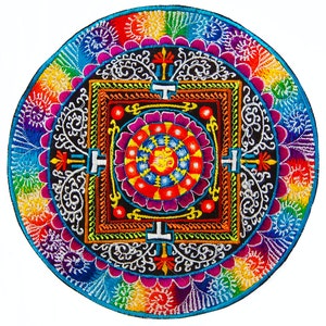 Peut inclure: Un écusson brodé circulaire avec un motif mandala vibrant. L'écusson présente un spectre de couleurs, notamment le rouge, l'orange, le jaune, le vert, le bleu et le violet. Des motifs et symboles complexes sont incorporés dans le design, sur fond noir.