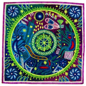 Pode incluir: Têxtil bordado quadrado com um design circular vibrante. A obra de arte apresenta um padrão geométrico central, rodeado por animais estilizados, flores e insetos em tons de azul, verde, roxo e amarelo. A borda é roxa escura com uma borda magenta.