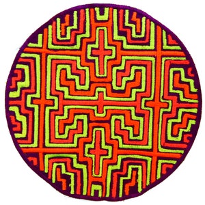 Pode incluir: Têxtil redondo bordado com um padrão geométrico. O design apresenta uma combinação vibrante de laranja, verde néon e roxo. O motivo central é uma série de linhas e formas interconectadas, criando um design simétrico e atraente. O têxtil é provavelmente feito à mão.