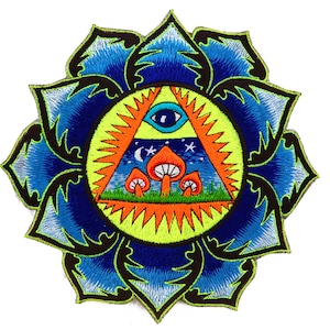 Puede incluir: Un parche bordado colorido que presenta una flor de loto azul con un triángulo naranja en su interior. El triángulo contiene un ojo brillante, una luna creciente, una estrella y tres setas rojas.