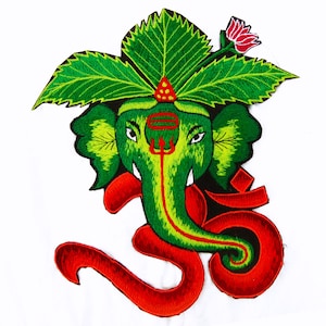 Könnte beinhalten: Gestickter Aufnäher mit einer Darstellung der hinduistischen Gottheit Ganesha in Grün und Rot. Das Design umfasst einen grünen Elefantenkopf, ein rotes Om-Symbol und grüne Blätter mit einer roten Blume. Der Aufnäher befindet sich auf weißem Hintergrund.